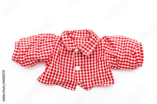 Kariertes Hemd einer Puppe auf weissem Hintergrund