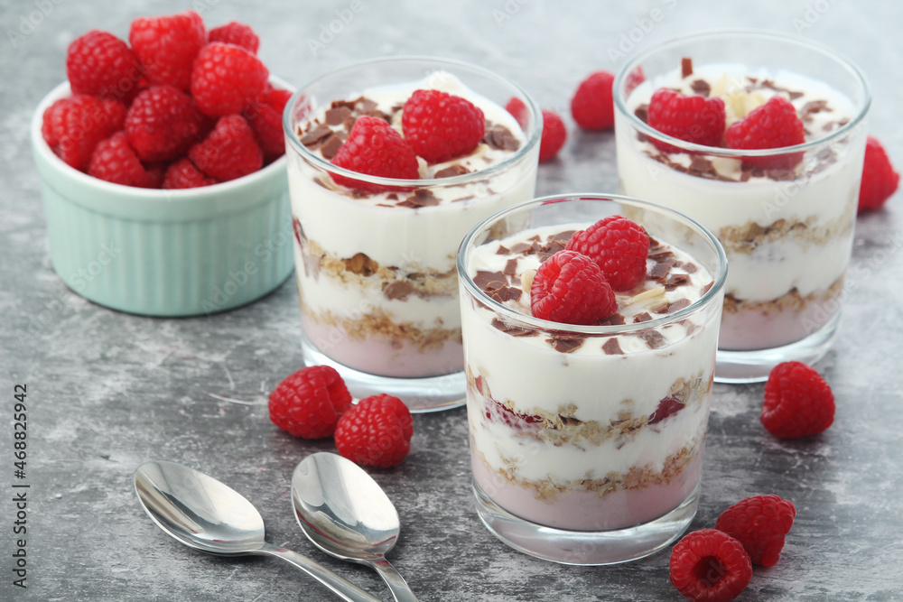 Granola with yogurt trifles with raspberry Granola with yogurt trifles with raspberry