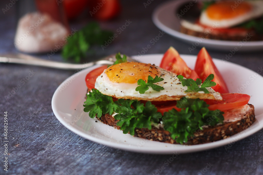 Sandwiches with fried eggs and tomatoes