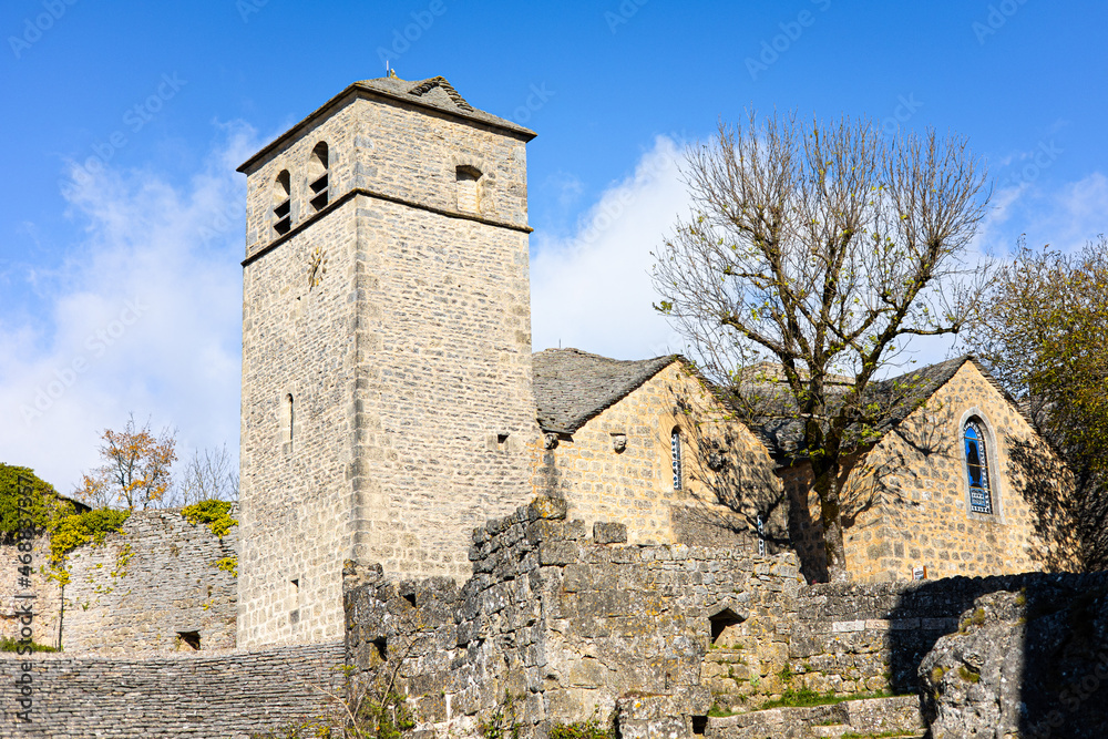 Ruelle et toits du village médiéval de La Couvertoirade (Occitanie, France)