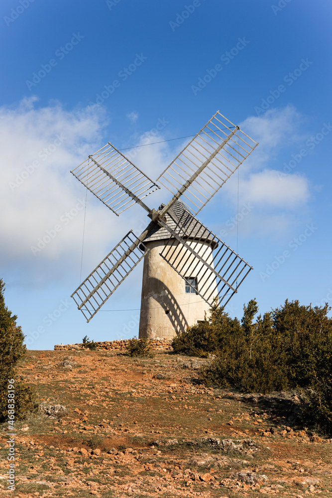 Moulin de Redounel, sur les hauteurs de La Couvertoirade (Occitanie, France)