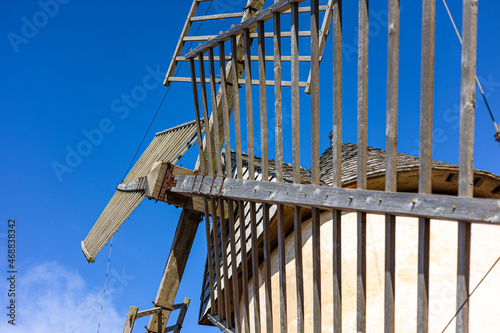 Moulin de Redounel, sur les hauteurs de La Couvertoirade (Occitanie, France) photo