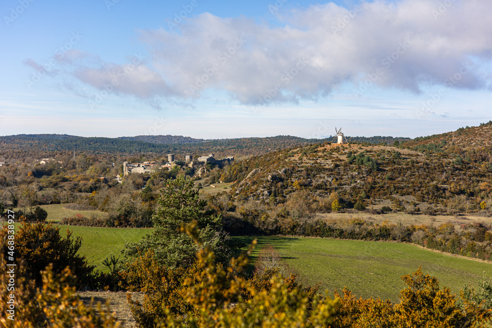 Naklejka premium Vue sur le village médiéval de La Couvertoirade et le Moulin de Redounel (Occitanie, France)