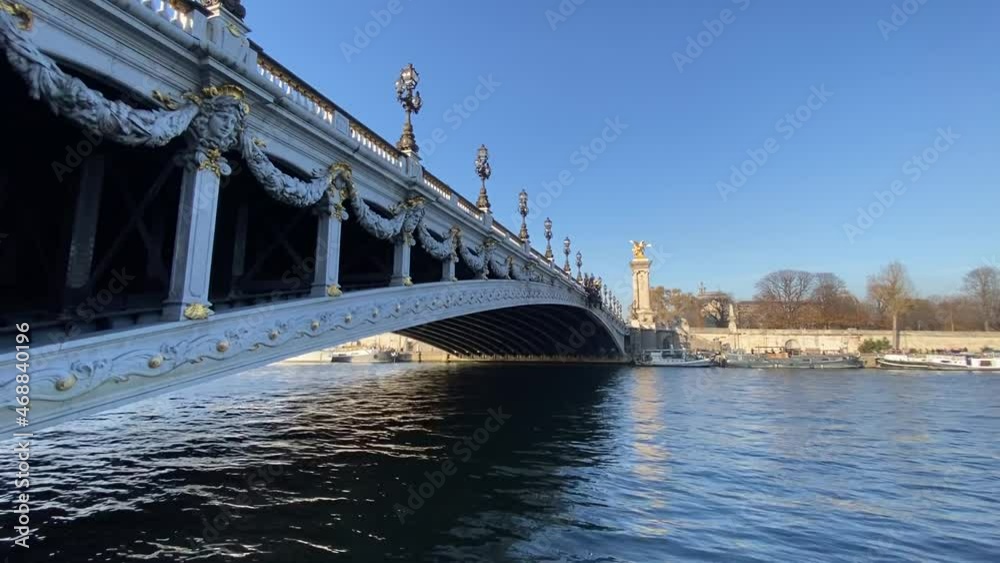 Pont Alexandre III sur la Seine à Paris Pont Alexandre III sur la Seine à Paris