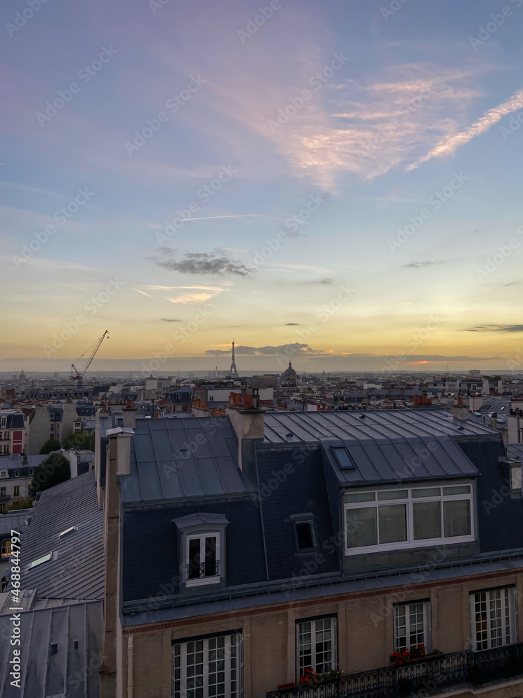Coucher de soleil sur les toits de Paris, vue aérienne