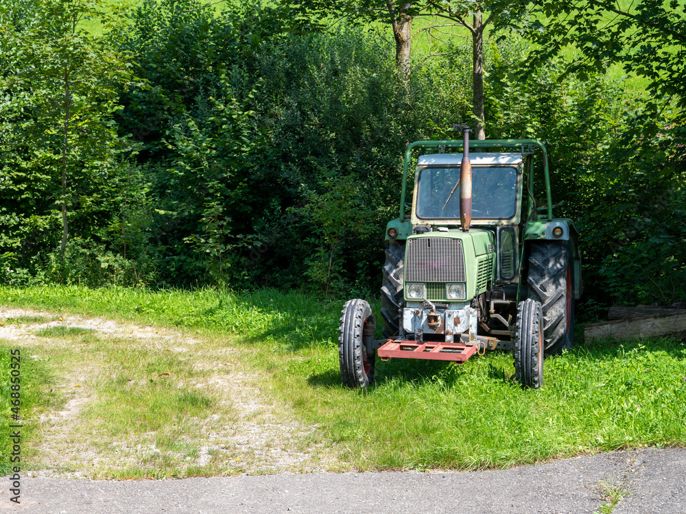 Obraz premium Alter Traktor auf dem Bauernhof
