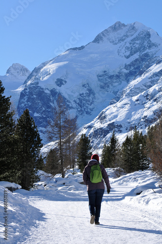 femme en randonnée en hiver - Alpes Suisse