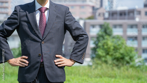 スーツ姿のビジネスマン © aomas