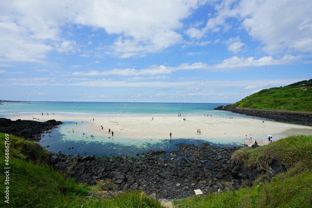 Fototapeta premium a wonderful shoaling beach in autumn