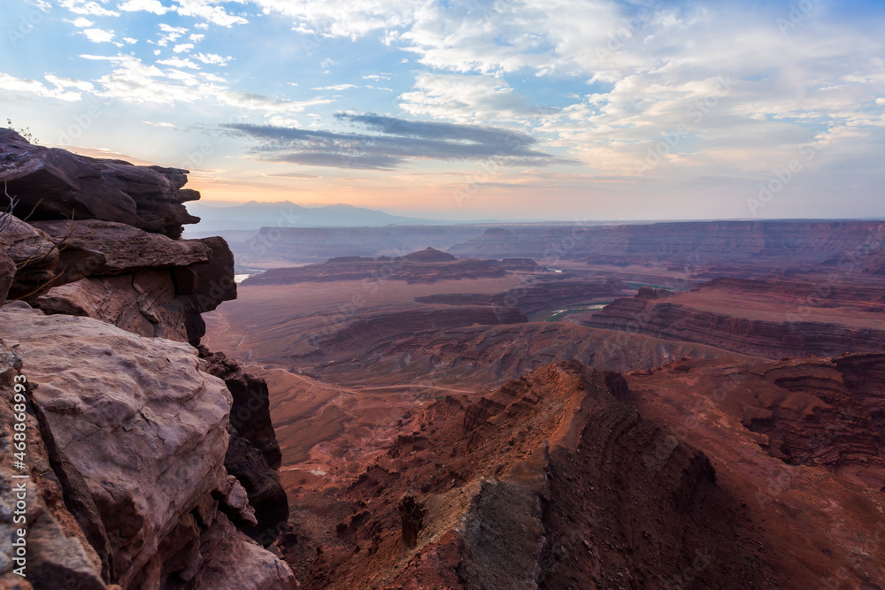 Obraz premium Beautiful view of the canyon from above in the early morning. Location is the Dead Horse State Park in Utah, USA