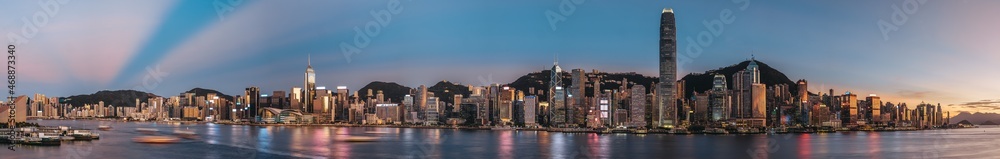 Obraz premium V-shaped anti-crepuscular ray and crepuscular ray over Hong Kong city during sunset