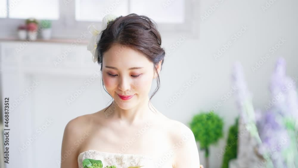 花に囲まれる花嫁　ブライダルイメージ　ウェディングドレス　スローモーション