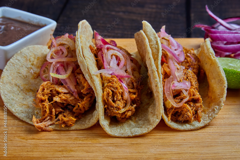 Tacos de Cochinita Pibil, tradicional comida mexicana. Cocina típica de la región de Yucatán al