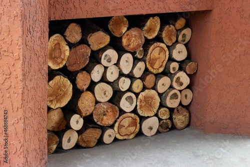 Obraz na płótnie A neatly stacked woodpile cooked next to the oven w salonie