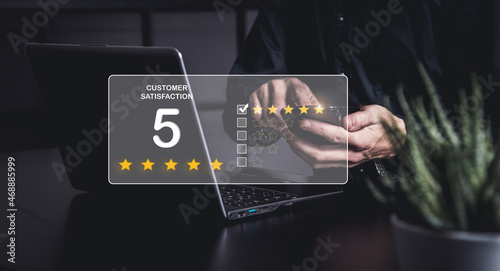 Tableau sur toile Business men is typing a costumer satisfaction on his smartphone