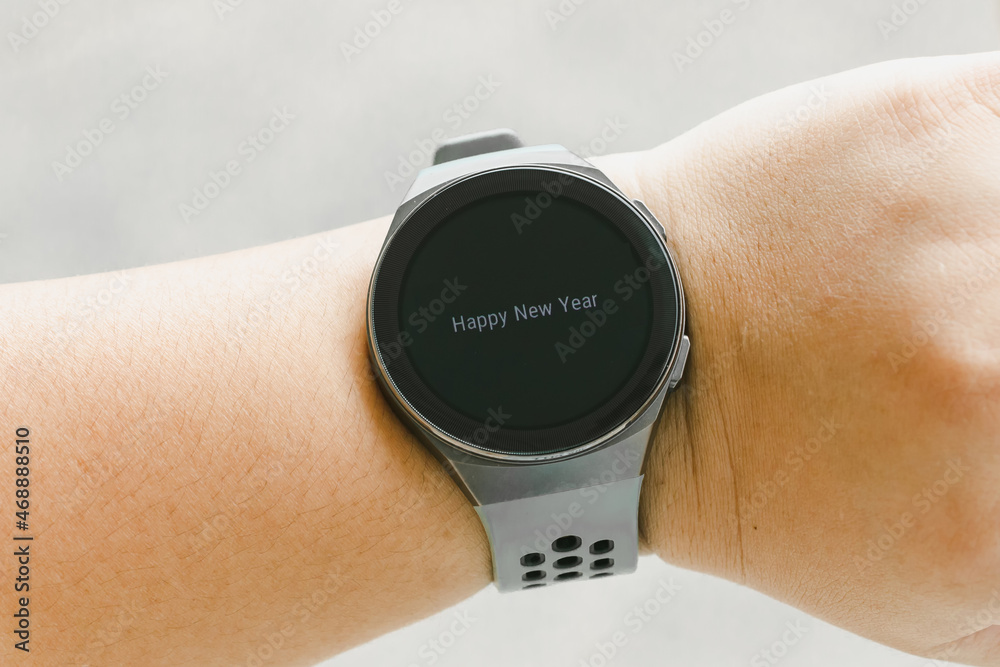 Smart watch show text Happy New Year. Happy New Year 2022 Concept. smartwatch with email on the screen. Smartwatch with message on the screen. Message Happy New Year 2022. Smart watch show text Happy New Year. Happy New Year 2022 Concept. smartwatch with email on the screen. Smartwatch with message on the screen. Message Happy New Year 2022.