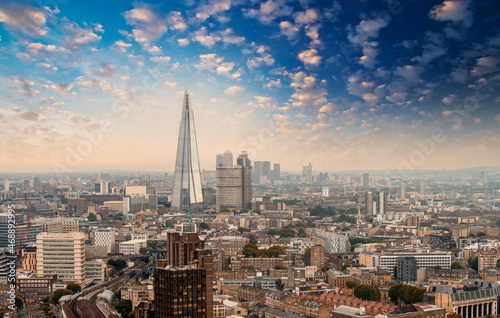 London. Panorami aerial view of city skyline at dusk