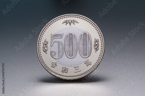 2021年に更新された新しい500円硬貨  クローズアップイメージ photo