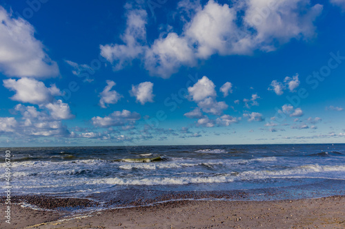 Sch  ner Herbstspaziergang an der polnischen Ostsee vor den Toren Kolbergs - Polen