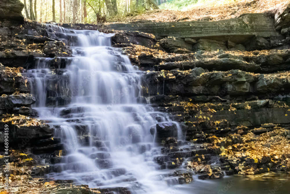 Obraz premium mini wodospad jesienią
