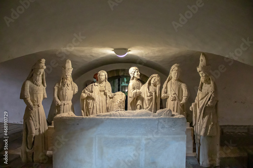 Quimperlé. Mise au tombeau de l'église Sainte-Croix. Finistère. Bretagne photo