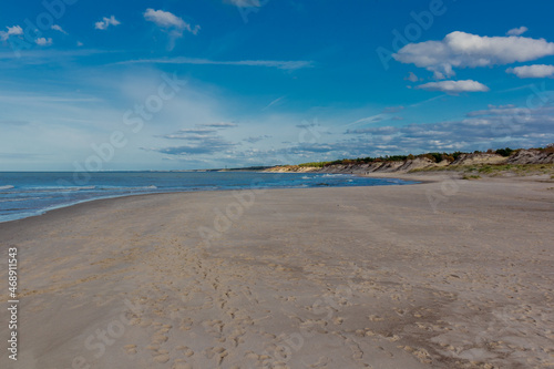 Sch  ner Strandspaziergang zur M  ndung des Jamno an der polnischen Ostsee - Polen