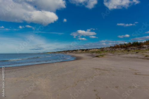 Schöner Strandspaziergang zur Mündung des Jamno an der polnischen Ostsee - Polen