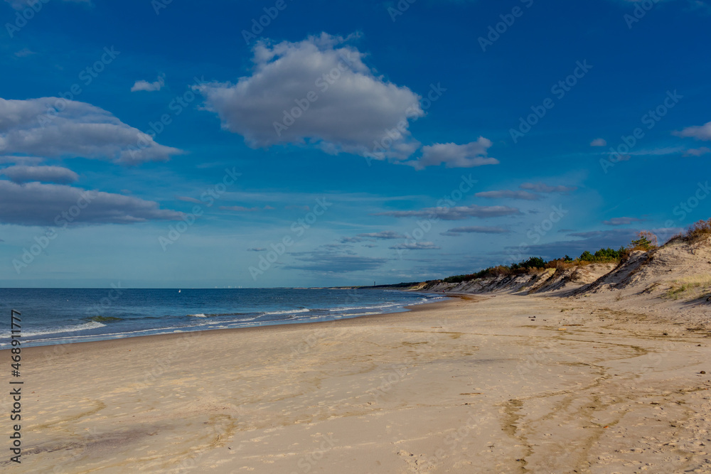 Schöner Strandspaziergang zur Mündung des Jamno an der polnischen Ostsee - Polen