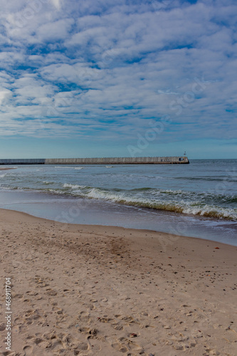 Sch  ner Strandspaziergang zur M  ndung des Jamno an der polnischen Ostsee - Polen