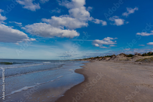 Sch  ner Strandspaziergang zur M  ndung des Jamno an der polnischen Ostsee - Polen