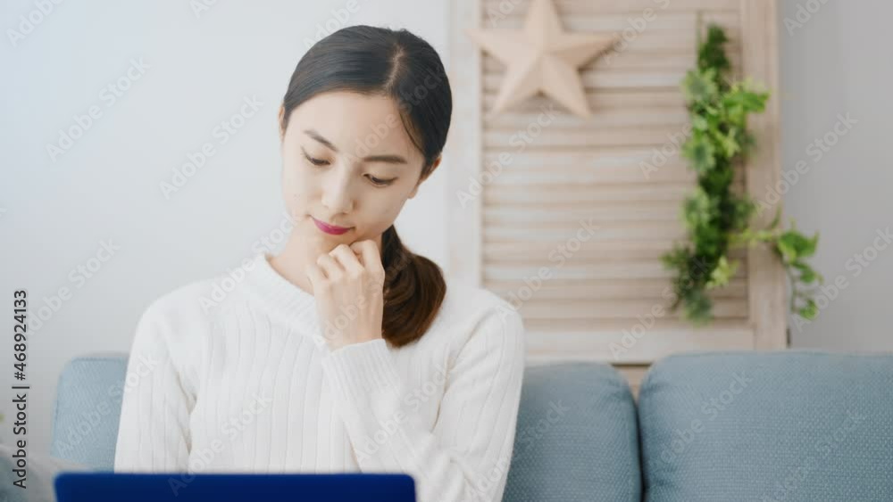 ノートパソコンを使う若い女性 Stock 비디오 | Adobe Stock ノートパソコンを使う若い女性 Stock 비디오