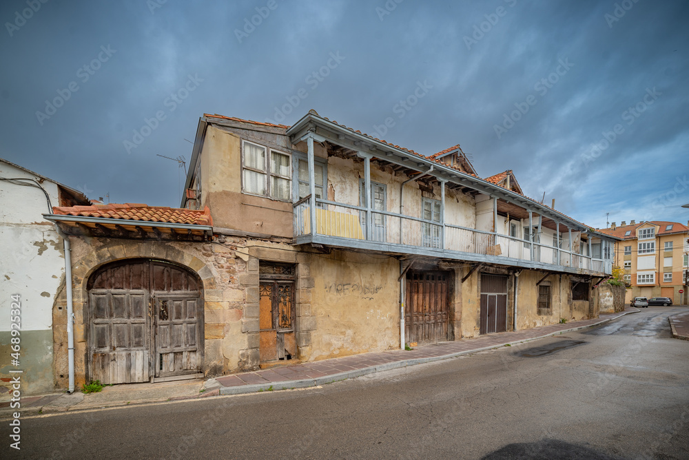 viviendas vieja en barrios pobres de ciudades españolas 