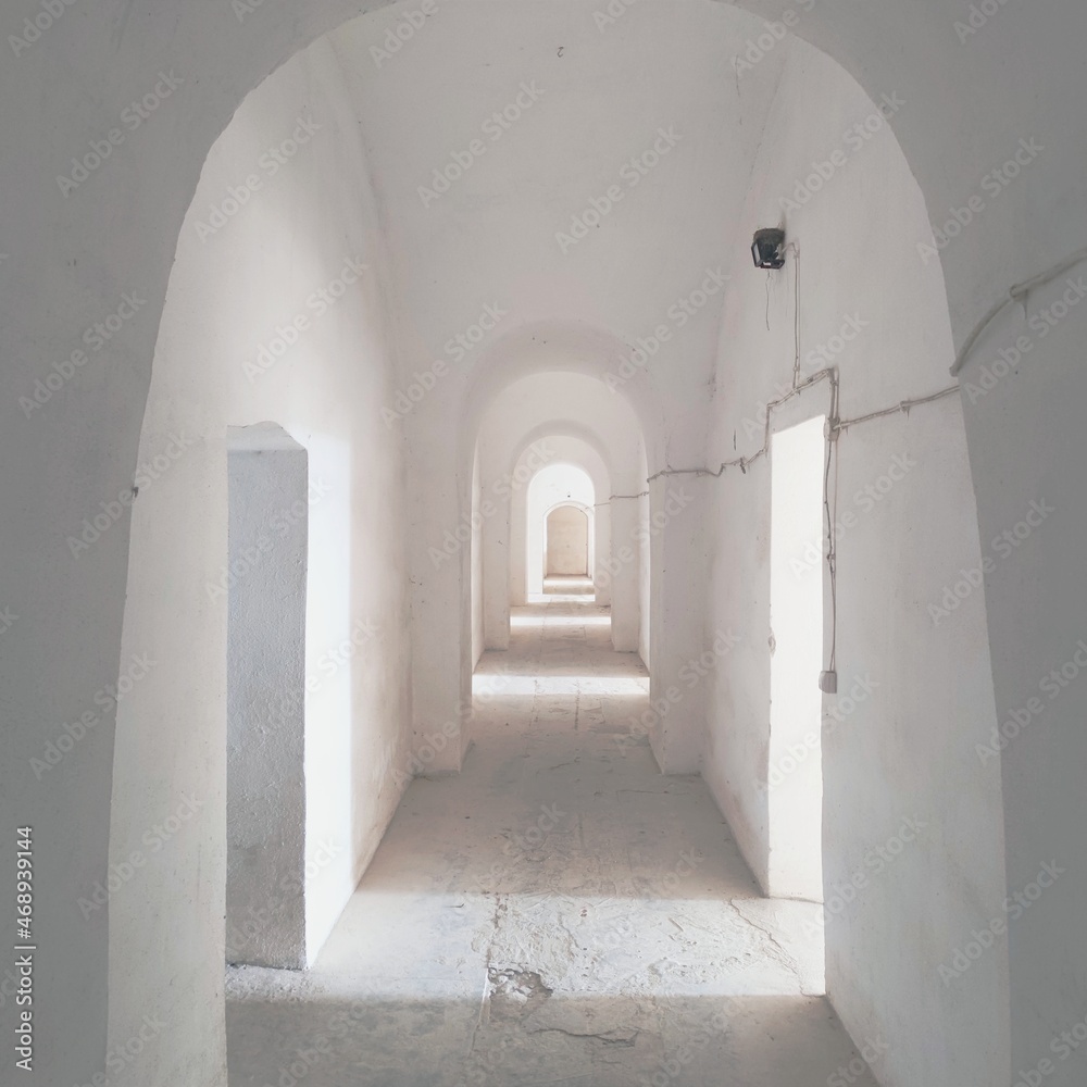 Perspektywa i tunel. Kolumny w korytarzu. Drzwi. Biały i stary