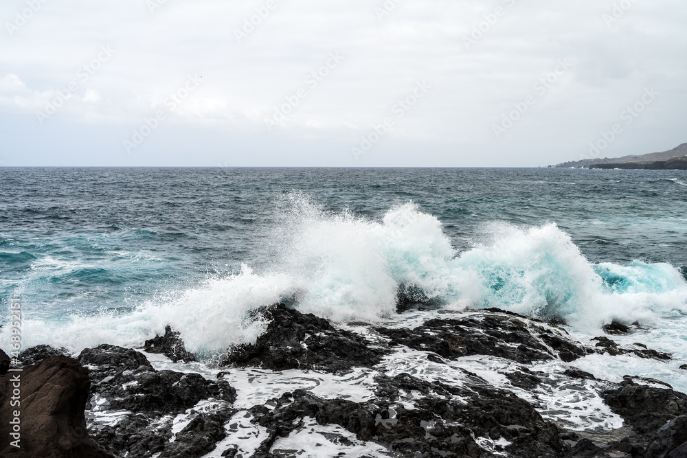 Fototapeta premium Rocky coast and splashing ocean waves.
