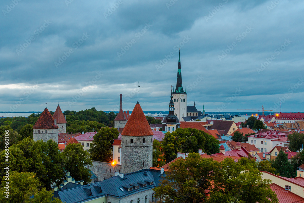 ein Sommerabend in der baltischen Hauptstadt Tallinn ein Sommerabend in der baltischen Hauptstadt Tallinn