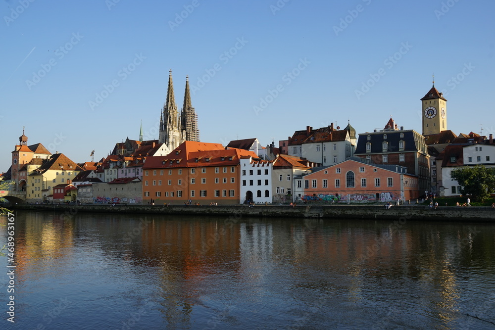 Blick zur Altstadt von Regensburg mit dem Dom St.Peter und der Steinernen Brücke