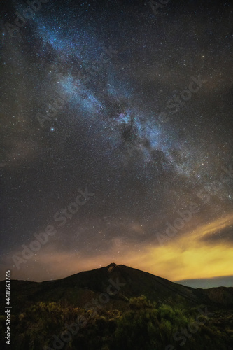 Der Vulkan Teide auf Teneriffa bei Nacht mit Milchstraße
