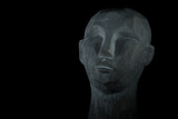 portret, rzeźba głowy z kamienia, czarne tło