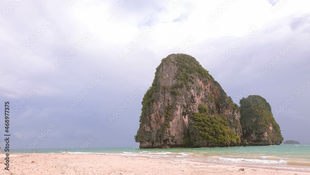 Obraz premium With sand beach with mountain in tropical island