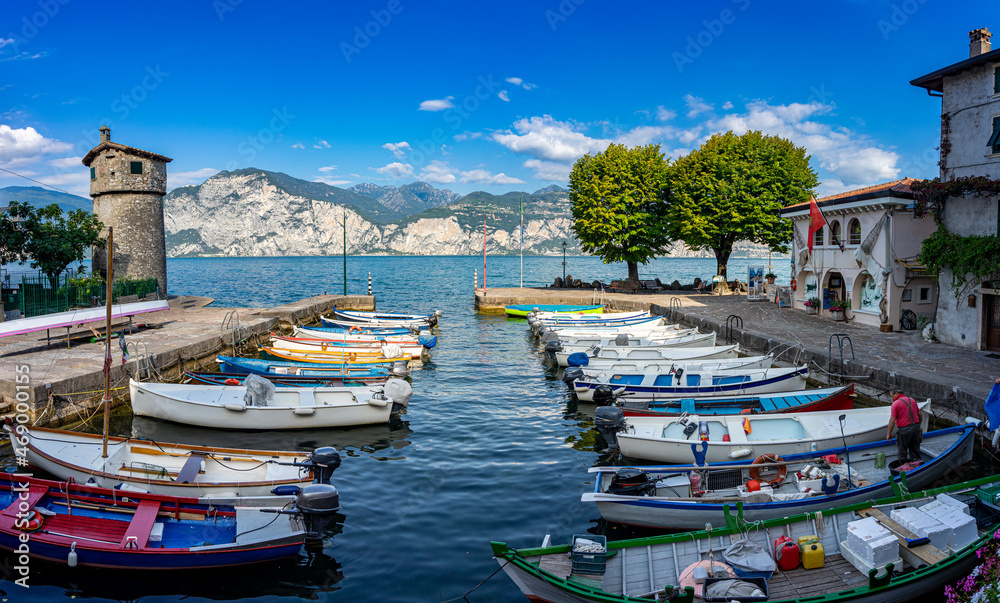 Naklejka premium Torri del Benaco am Gardasee - pittoresker schöner kleiner Hafen mit Booten