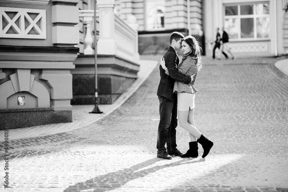Obraz premium guy and a girl happily walk in the morning on the empty streets