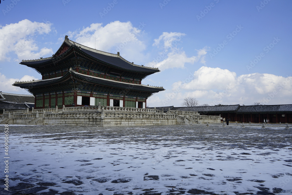 전통건축 문화재인 경복궁의 겨울풍경입니다.