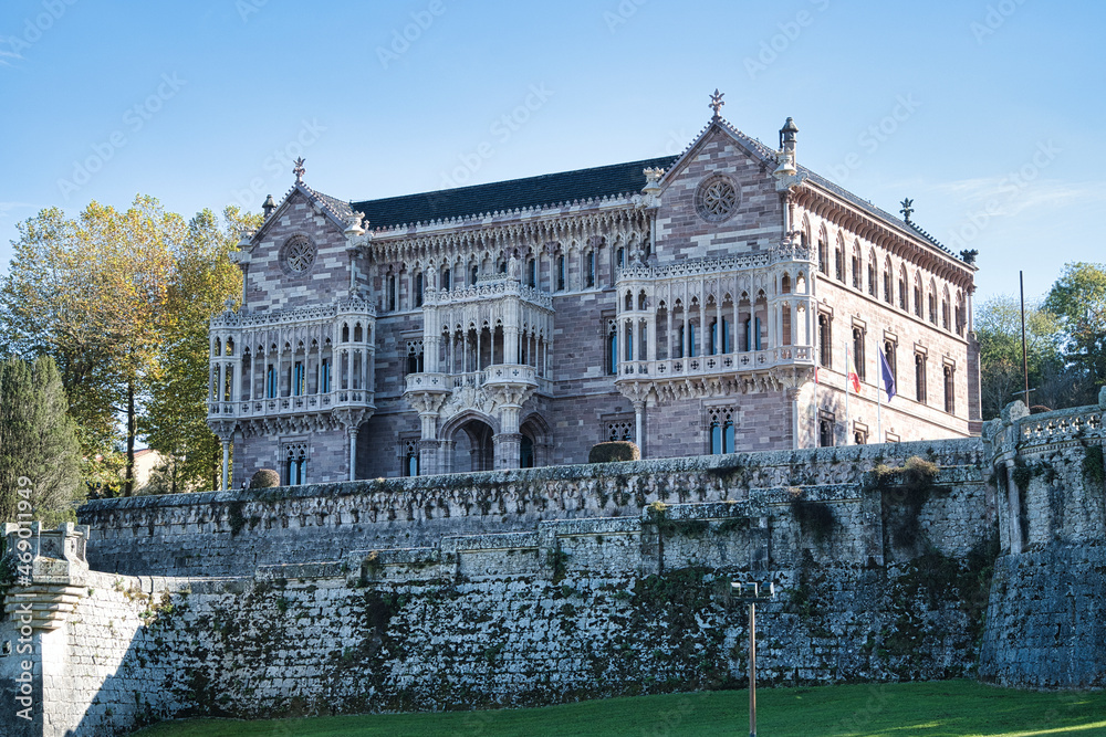 Obraz premium vista exterior del palacio de sobrellano y capilla. Comillas, Cantabria, España.. El palacio de Sobrellano, también conocido como palacio del marqués de Comillas, situado en la población de Comillas 