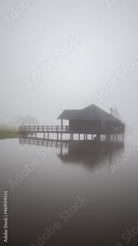 Casa de campo com neblina © Rafael