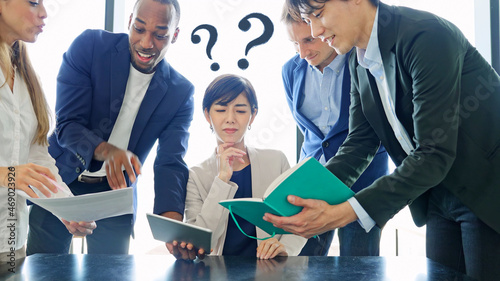 Foto 外国人に話しかけられて混乱する日本人女性　英語が苦手な女性　英会話スクール