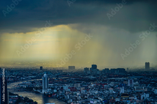 バンコクの街と雨雲 © kanzilyou