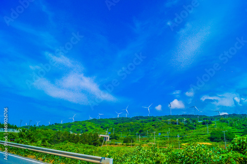 たくさんの風力発電所（再生可能エネルギー）