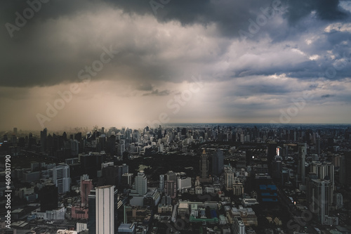 バンコクの街と雨雲