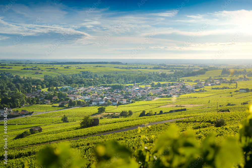 Le village de Cercié au lever du jour, Beaujolais, France