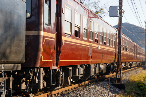 秩父鉄道の線路、単線の踏切から見た野上駅方面に向けて走る蒸気機関車